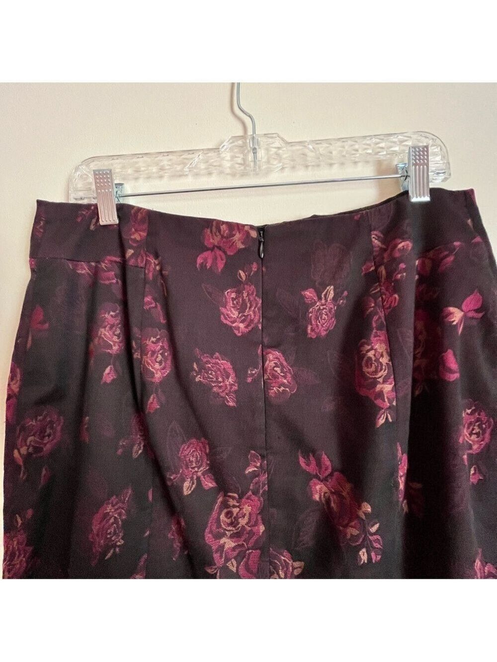 White House Black Market Dark Floral Pencil Skirt Burgundy Roses Size 12 Goth - Picture 4 of 8
